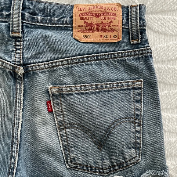 Levi’s Vintage Relaxed Fit Cuffed Distressed Shorts - Picture 3 of 8